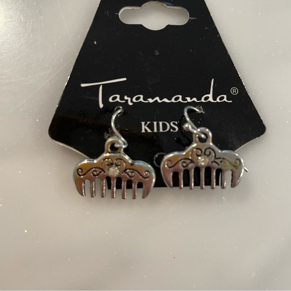 Taramanda Kids Silver Toned Charming Comb Earrings - Picture 4 of 4